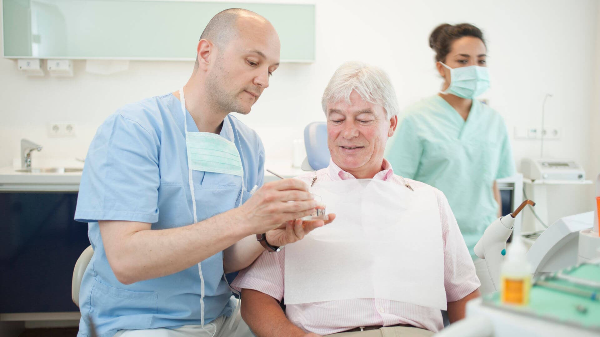 Persönliches Beratungsgespräch mit einer Patientin in der Praxis