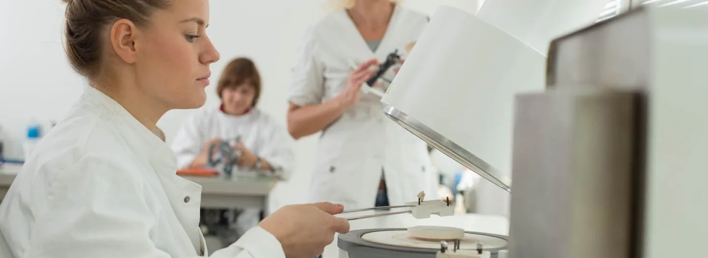 Zahntechnikerinnen bei der Arbeit im praxiseigenen Labor